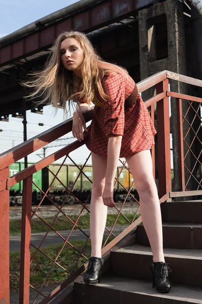 Långbent flicka på bakgrund av gatan — Stockfoto
