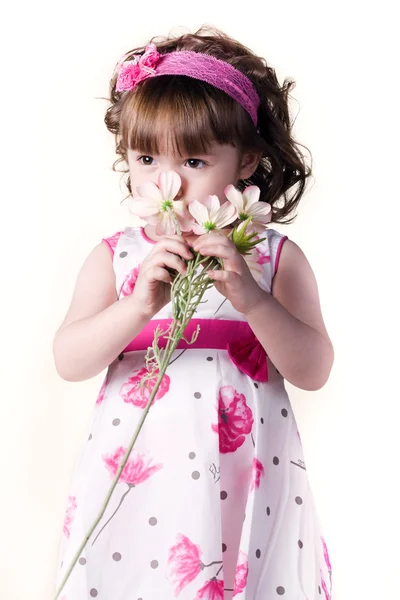 당신의 손에 꽃 드레스에 아름 다운 작은 소녀 — 스톡 사진
