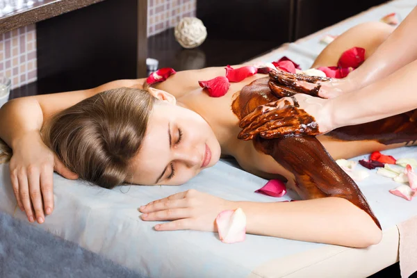 Terapia de cacau aplicada a mulher jovem em um spa — Fotografia de Stock