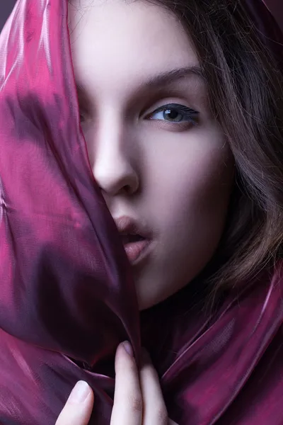 Wanita cantik dengan selendang warna ungu — Stok Foto