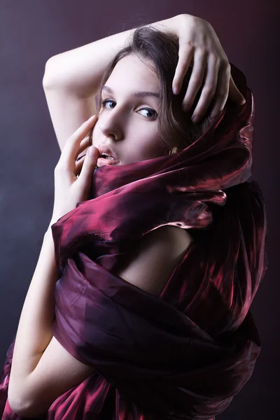Mor renk eşarp ile muhteşem bir kadın — Stok fotoğraf