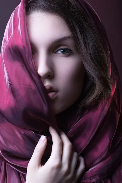 Wanita cantik dengan selendang warna ungu — Stok Foto