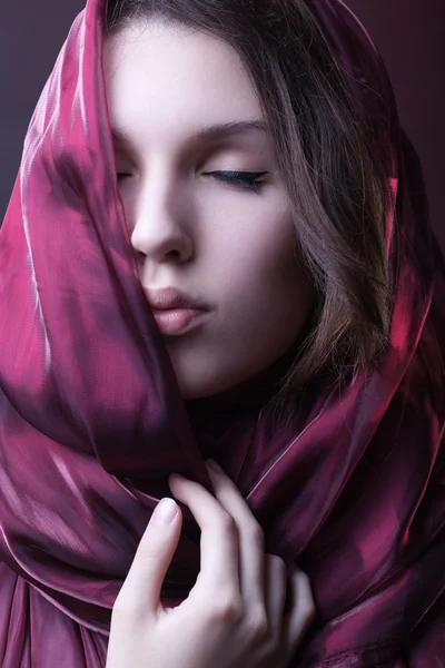 Preciosa mujer con bufanda de color púrpura —  Fotos de Stock