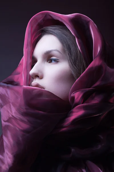 Prachtige vrouw met paarse kleur sjaal — Stockfoto