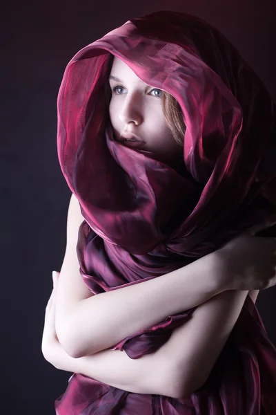 紫の色のスカーフの豪華な女性 — ストック写真