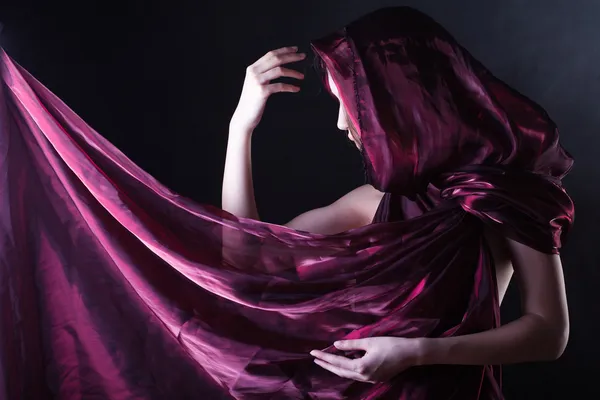 Wunderschöne Frau mit lila Schal — Stockfoto
