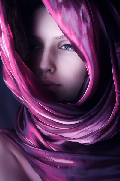Nádherná žena s šátkem fialové barvy — Stock fotografie