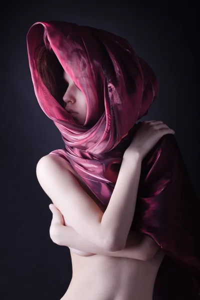 Nádherná žena s šátkem fialové barvy — Stock fotografie