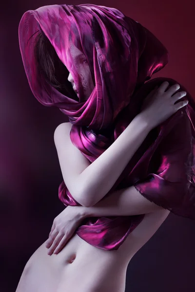 Gyönyörű nő, lila színű sál — Stock Fotó