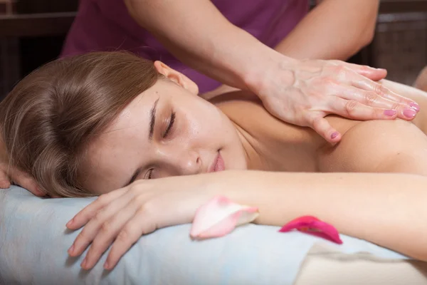 Woman enjoying a massage in a spa setting — Stock Photo, Image
