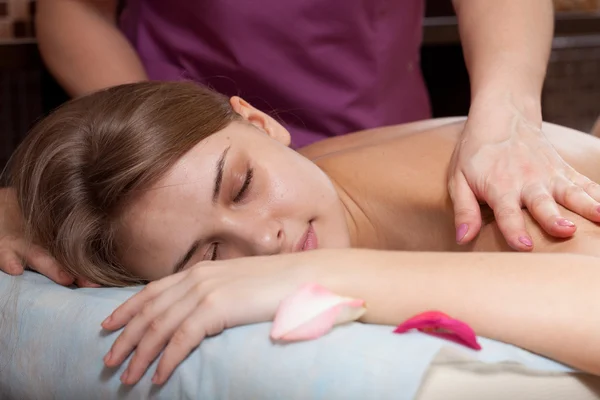 Žena si dopřát masáž v lázeňském prostředí — Stock fotografie