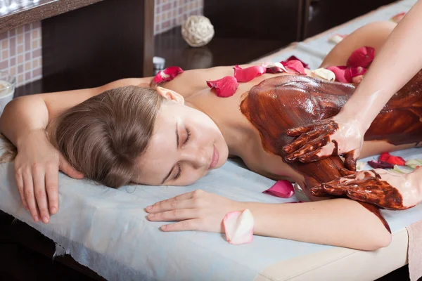 Какао-терапія застосовується до молодої жінки в спа-центрі — стокове фото