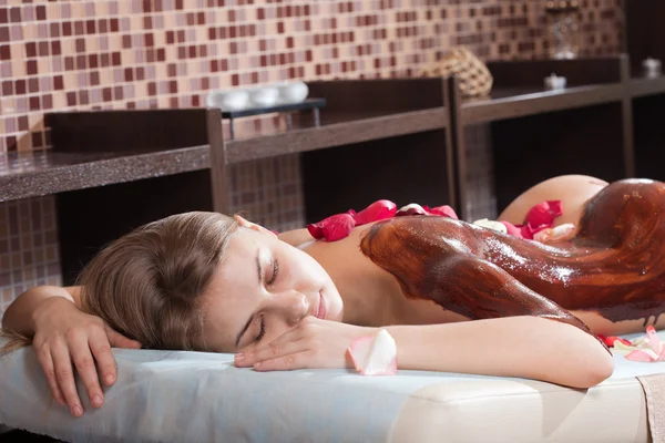 Cacao therapy applied to young woman in a spa — Stock Photo, Image