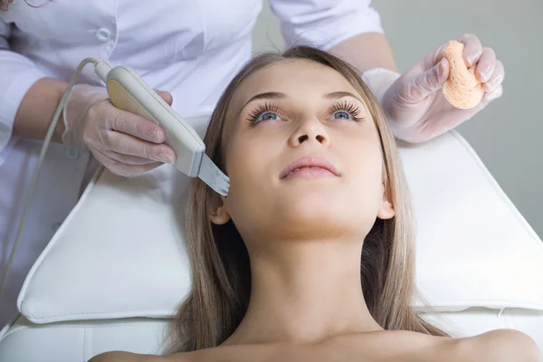 女人躺在一个表中得到一种治疗美容 spa — 图库照片