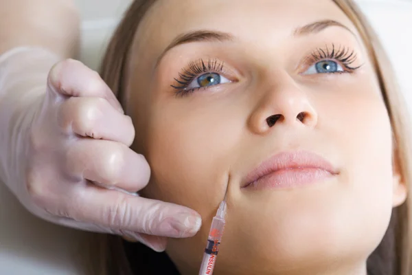 Iniezione di Botox o acido ialuronico — Foto Stock