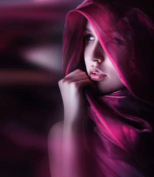 Gyönyörű nő, lila színű sál Stock Fotó