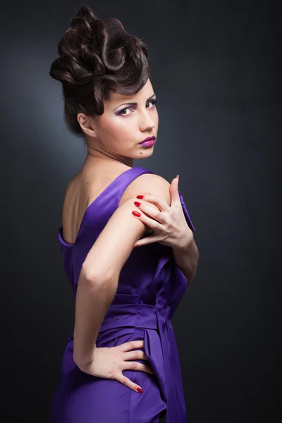 Belleza - chica morena impresionante sexy en pose romántica y stylis — Foto de Stock