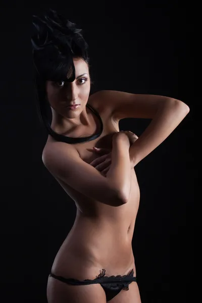 Молодая красивая девушка голая изолирована на черном фоне — стоковое фото