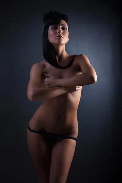 Joven hermosa chica desnuda aislada sobre un fondo negro — Foto de Stock