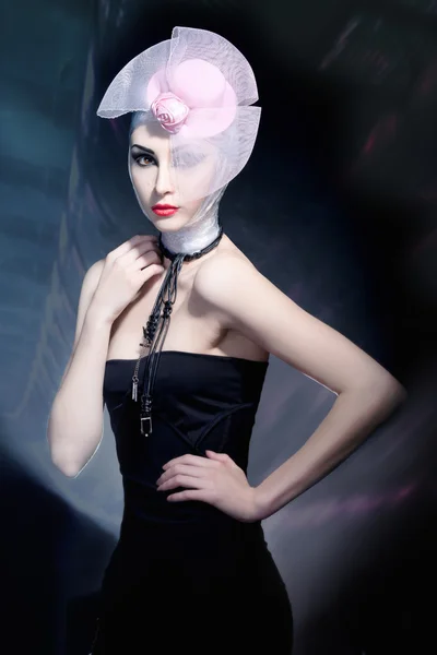 Divat fotó fiatal hölgy elegáns fekete ruhában — Stock Fotó