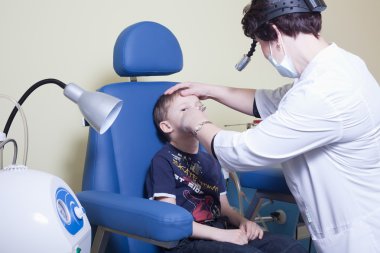 bir çocuk kulak burun boğaz docto adlı tıp otitus incelenmesi