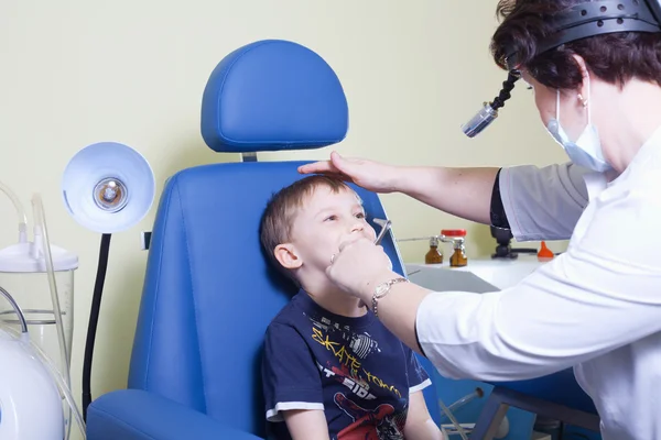 Examen médico de otitus de un niño en una oreja nariz garganta docto —  Fotos de Stock