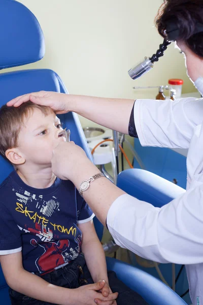 귀 코 목 docto에서 아동의 의료 otitus 검사 — 스톡 사진