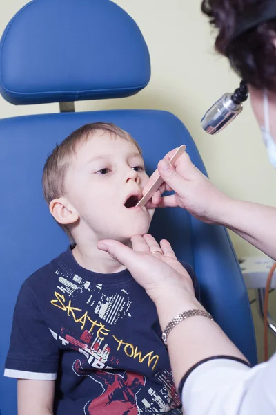 Медицинское обследование ушной раковины ребенка у горла в ухе — стоковое фото