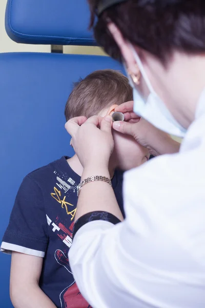 耳の鼻喉 docto で子供の医療 otitus 試験 — ストック写真