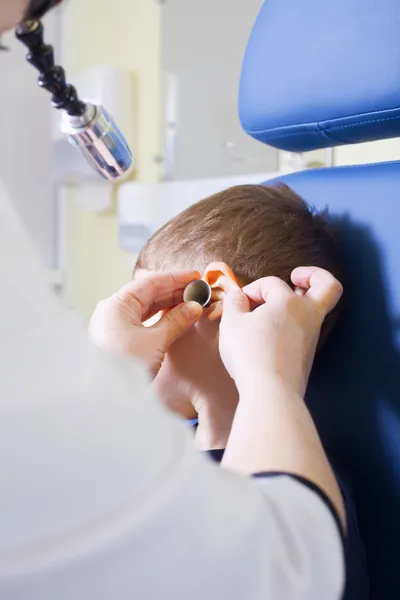 Медицинское обследование ушной раковины ребенка у горла в ухе — стоковое фото