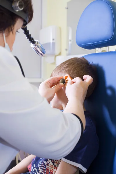Esame otitico medico di un bambino a un orecchio naso gola medico — Foto Stock