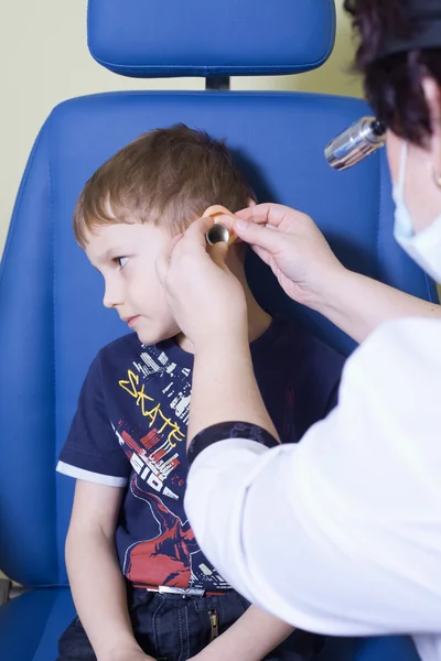 一个孩子在耳朵鼻子喉咙参保的医疗 otitus 考试 — 图库照片