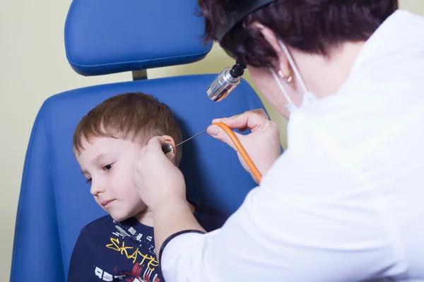 A gyermek fül-orr torokban-docto orvosi otitus vizsgálata — Stock Fotó