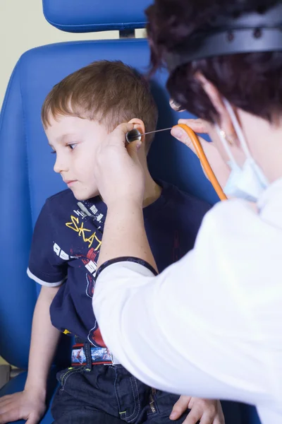 Medische otitus onderzoek van een kind op een oor neus keel docto — Stockfoto