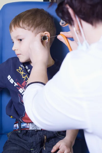 Badania medyczne otitus dziecka w ucha nosa gardła docto — Zdjęcie stockowe