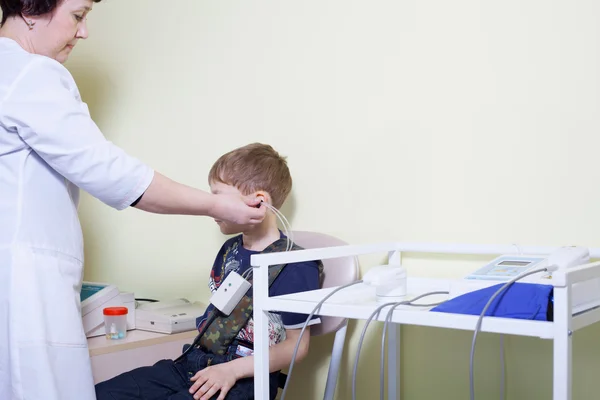 Medische otitus onderzoek van een kind op een oor neus keel docto — Stockfoto