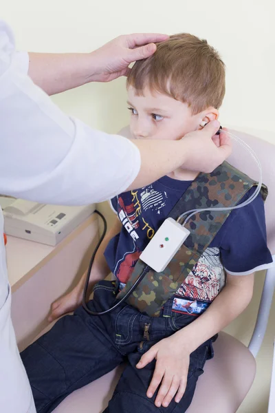 Examen médico de otitus de un niño en una oreja nariz garganta docto —  Fotos de Stock