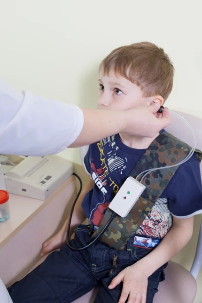 Badania medyczne otitus dziecka w ucha nosa gardła docto — Zdjęcie stockowe