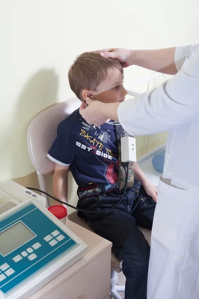 Examen médical de l'otitus d'un enfant à l'oreille nez gorge docto — Photo