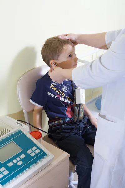 Examen médico de otitus de un niño en una oreja nariz garganta docto —  Fotos de Stock