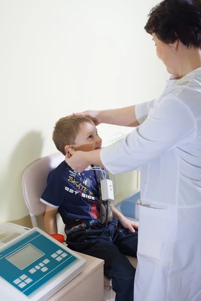 一个孩子在耳朵鼻子喉咙参保的医疗 otitus 考试 — 图库照片
