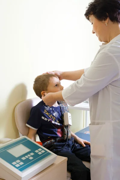 Medizinische Otitus-Untersuchung eines Kindes im Hals-Nasen-Ohren-Arzt — Stockfoto