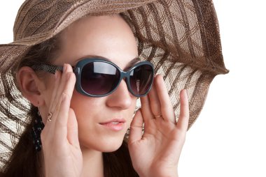 mujer con un sombrero y gafas de sol