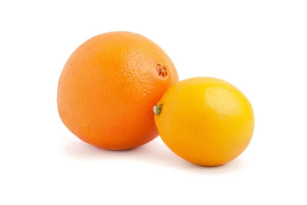 Λεμόνι και πορτοκάλι μόνωση σε άσπρο φόντο — Φωτογραφία Αρχείου