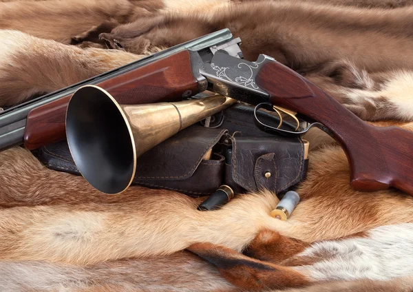 모피 배경에 사냥꾼 총의 근접 촬영 — 스톡 사진