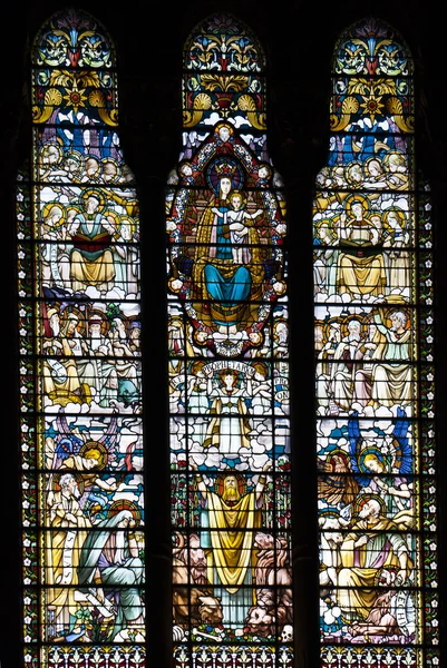 A janela de mosaico em basílico Notre Dame de Fourviere, Lyon, Pe. — Fotografia de Stock