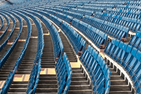 Linhas de assentos estabelecidas num estádio — Fotografia de Stock