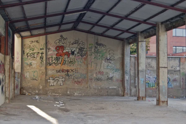 Стены раскрашены красочными граффити — стоковое фото