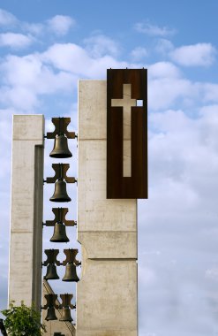 yedi bir kilise çanları