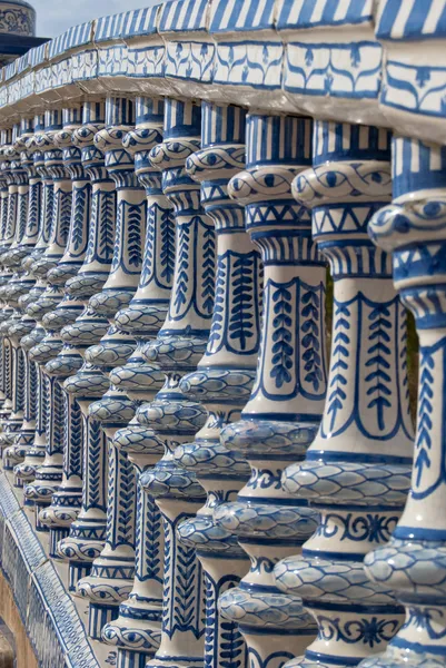 Dekorativ keramik bridge inuti plaza de España i Sevilla Royaltyfria Stockbilder